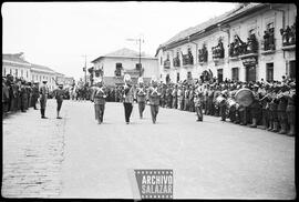 Banda de guerra en Avenida 10 de Agosto.