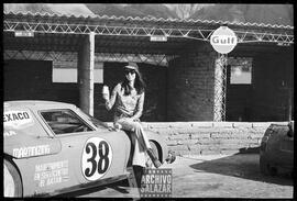 Modelo de tabacos Marlboro en Ferrari Dino.