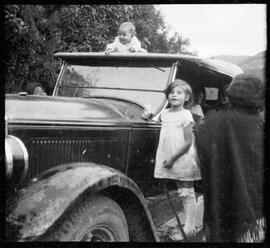 "Pepa primera" en auto de la época con niña no identificada.