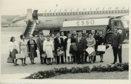 Francisco Javier Salazar en extremo derecho con grupo de personas sin identificar en Aeropuerto "Mariscal Sucre" con avión "Avianca-Colombia" de fondo.
