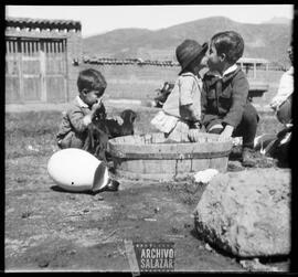 Gustavo Bolaños, Elvia Barrera con niño no identificado.