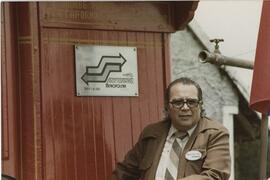 Francisco Javier Salazar posando junto a placa de expreso Metropolitan Touring.
