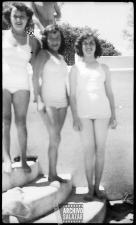 Lola Salazar, Lupe Salazar con mujer no identificada en piscina de La Merced.