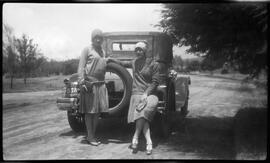 Carmen Barrera y Rosa Latorre con automovil de la época.
