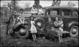 De izquierda a derecha, Nicolás Barrera (padre de Isabel Barrera) Paco, Lola, Pepa, Alicia, Josefina Paredes (madre de Isabel Barrera) e Isabel Barrera con Roberto Salazar en brazos en auto Cadillac de la época.