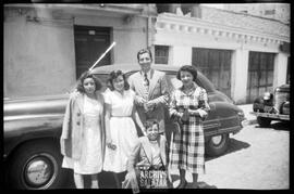 Lupe Salazar, Pepa Salazar, Gustavo Bolaños, Lola Salazar y Roberto Salazar, afuera de la casa de la Merced.
