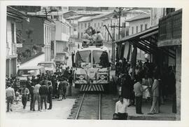 Autoferro de Metropolitan Touring saliendo de estación del tren de Alausí.
