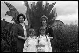 Casa de la familia López Arango, Canal 6 TV. Dos mujeres y dos niñas en jardín.