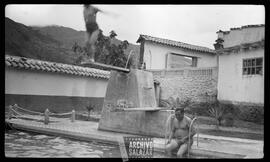 Personajes no identificados en piscina.