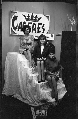 Erika Von Lippke, señorita Gonzáles y mujer sin identificar en presentación en Canal 6 TV.