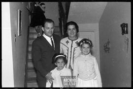 Casa de la familia López Arango, Canal 6 TV.  Fiesta de cumpleaños. Pareja con dos niñas posando para la foto junto a las escaleras de la casa.