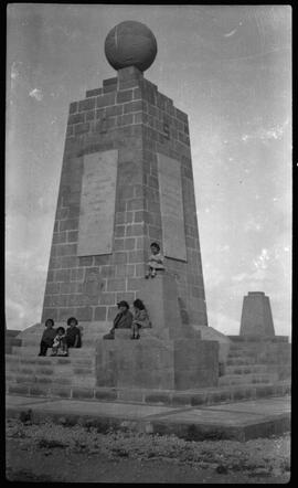 Isabel Barrera con hijos en la Mitad del Mundo.