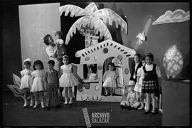 Programa Infantil Club de la Abuela, Canal  6 TV.  Niñas y conductora posando.