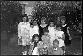 Casa de la familia López Arango, Canal 6 TV. Fiesta de cumpleaños infantil. Niñas y niño en jardín posando para la foto grupal de la fiesta.