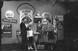Enrique Pacheco, Cecil Villar y personas sin identificar en presentación en programa "Lluvia de oro".