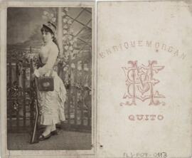 Tarjeta de visita del Estudio Enrique Morgan (Quito), retrato de mujer sin identificar.