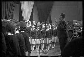 Oscar Vargas Romero con coro del colegio ¨La Dolorosa¨en presentación en Canal 6 TV.