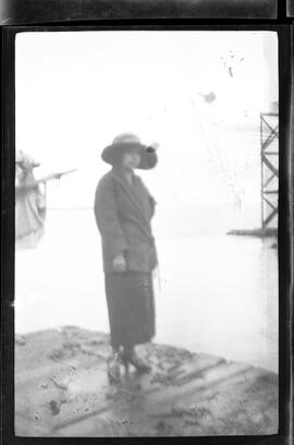 Mujer con sombrero y tacones no identificada.