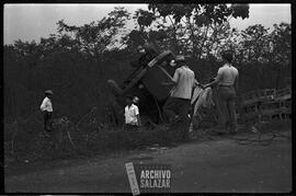 Camión volcado en carretara de la Costa.