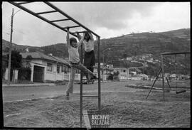 Hijos de Patricio Jarrín Hidalgo posando en escalera china en parque.