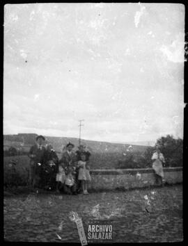 Nicolás Barrera, Josefina Paredes, Francisco Salazar Cortez, Isabel Barrera con Lola, Pepa y Lupe Salazar.