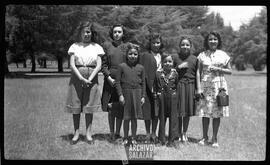 De izquierda a derecha, Bertha Guerra, Adriana Guerra, Alicia, Pepa, Roberto, Lupe y Lola Salazar en el Parque El Ejido.