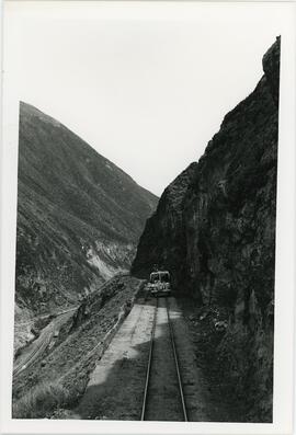 Autoferro de Metropolitan Touring en ruta Alausí-Sibambe.