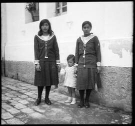 Josefina Romero con niña y chica no identificadas.