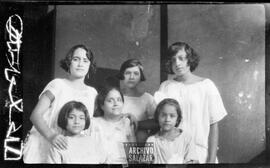 Lola Romero y Pepa Romero con familia Romero en Guayaquil.