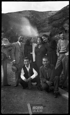 Francisco Salazar Cortez e Isabel Silva con personajes no identificados.