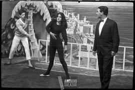 Fausto Cortaire y personas sin identificar en presentación en Canal 6 TV.