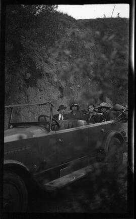 Arturo Barrera e Isabel Barrera en auto de la época junto a mujeres sin identificar.