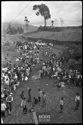 Canal 6 TV, Primera Maratón, 1961. Camioneta y varios grupos de niños y adultos en camino empedrado.