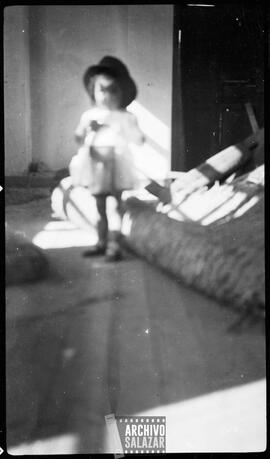 Niña desenfocada no identificada.