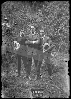 Francisco Salazar Cortez al final a la izquierda con Arturo Barrera y hombre no identificado.