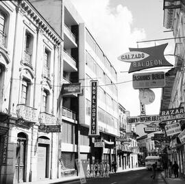 Letreros calle Guayaquil y Olmedo, Centro de Quito.