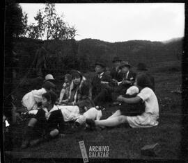Nicolás Barrera, Arturo Barrera e Isabel Barrera con personajes no identificados en el campo.