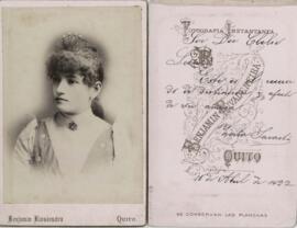 Tarjeta de visita del Estudio Benjamin Rivadeneira (Quito), retrato de Zoila Sarasti.