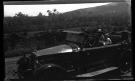 Isabel Barrera y familia en auto Studebaker.