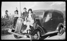 Rita Romero junto a Washington Granja en un automóvil de la época, en la ciudad de Riobamba