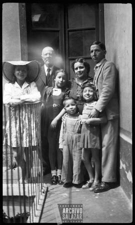 De izquierda a derecha, Lola Salazar, Nicolás Barrera, Pepa Salazar, Isabel Barrera, Francisco Salazar Cortez, delante, Roberto Salazar y Alicia Salazar.