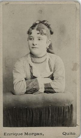 Tarjeta de visita del Estudio Enrique Morgan (Quito), retrato de mujer sin identificar.