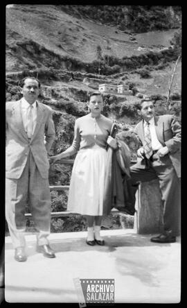 Sr. Chiriboga, Pacífico Vega y su hija en el Santuario de Las Lajas.