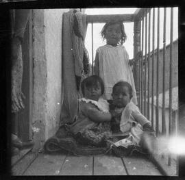 Lola Salazar (de pie) sentados, Lupe Salazar y Paco Salazar Barrera de niños.