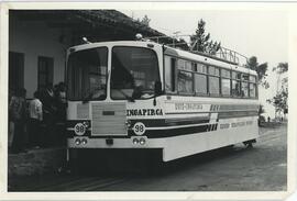 Vista frontal de autoferro expreso de Metropolitan Touring en estación de tren.