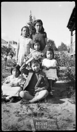 En la esquina a la izquierda, Pepa Salazar junto a Paco Salazar, detrás Alicia Salazar junto a Lupe Salazar seguida de Lola Salazar junto a niña no identificada en Chiriyacu.