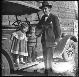 Gonzalo Guerra con Lola Salazar en auto de la época.