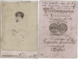 Tarjeta de visita del Estudio Benjamin Rivadeneira (Quito), retrato de niña sin identificar.